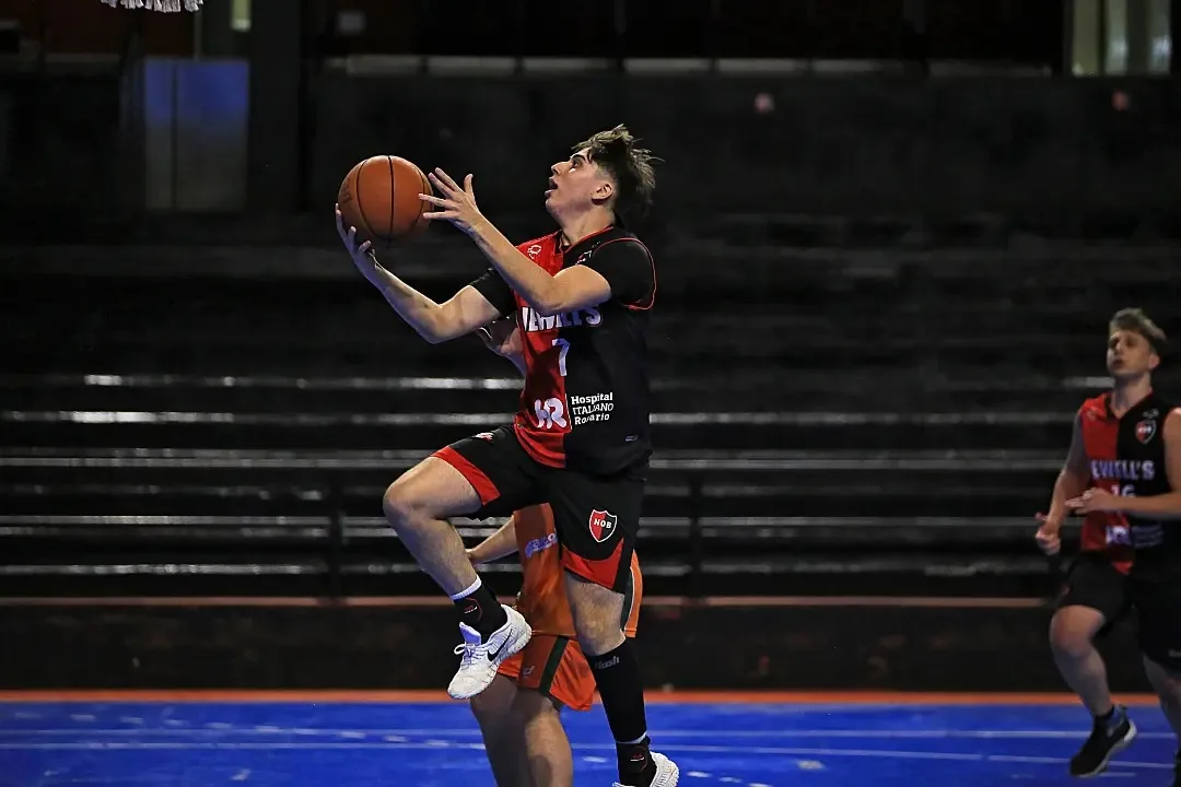 Un jugador de Newell's sube a hacer una bandeja en un partido de las formativas